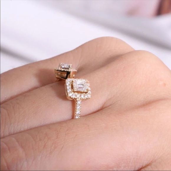 Unique Emerald and pear cut twin diamond engagement ring - Picture 7 of 12